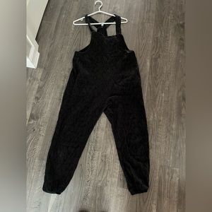 Smash and Tess Hilary duff over alls.